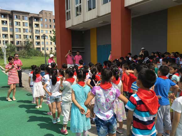 庆隆南山高尔夫球会进校园公益活动第二站走进珊瑚鲁能小学