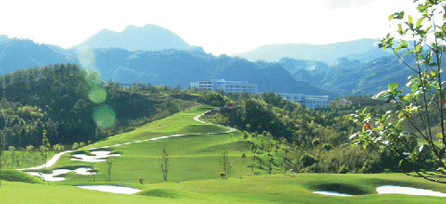 郭沫 身处武夷山国家旅游度假区内的武夷山风景高尔夫俱乐部